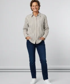 TONI dames blouse van katoen met crème en bruine strepen, reverkraag en opgestikte borstzak met diagonaal dessin_model1