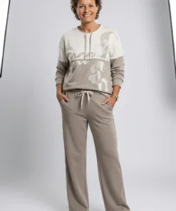 Barbara Lebek dames pantalon van comfortabele sweatstof in greige met rechte pijpen en elastische tailleband_model