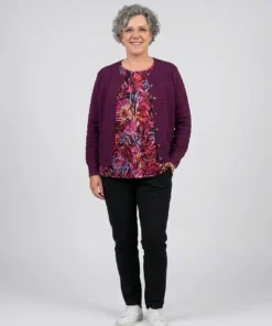 Golléhaug dames shirt met lange mouwen en grafisch waaierpatroon in fuchsia roze, paars en zwart met ronde hals_model1
