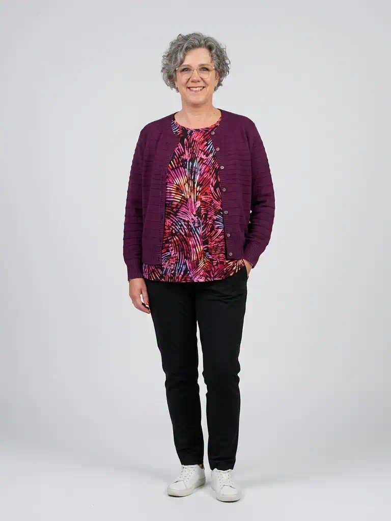 Golléhaug dames shirt met lange mouwen en grafisch waaierpatroon in fuchsia roze, paars en zwart met ronde hals_model1