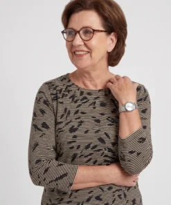 Gollehaug dames shirt met fijne streepjes en 3/4 mouwen in beige en zwart_model