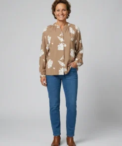 Brax dames tuniek blouse model Vivian in camel zandkleur met wit geborduurde bloemen en V-hals_model