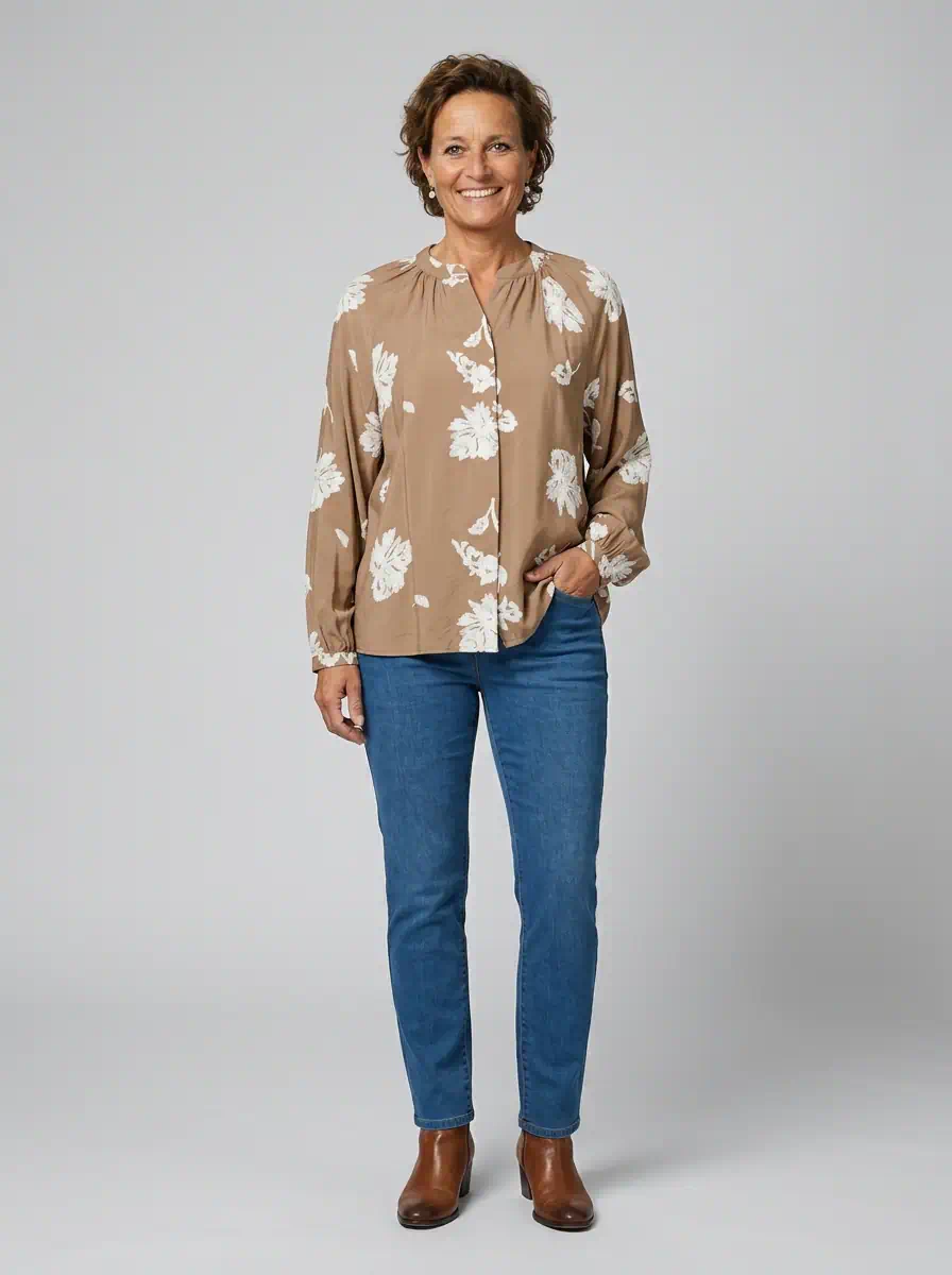 Brax dames tuniek blouse model Vivian in camel zandkleur met wit geborduurde bloemen en V-hals_model