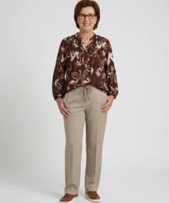 Enjoy dames blouse met driekwartmouwen en abstract paisley ikat dessin in donkerbruin, taupe en roze_model1