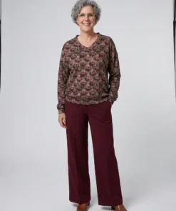 Enjoy dames sweater met V-hals en all-over bloemenprint in bordeauxrood en taupe met elastische boord_model2