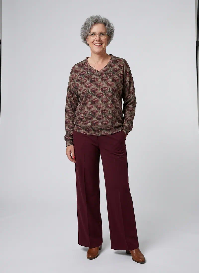 Enjoy dames sweater met V-hals en all-over bloemenprint in bordeauxrood en taupe met elastische boord_model2