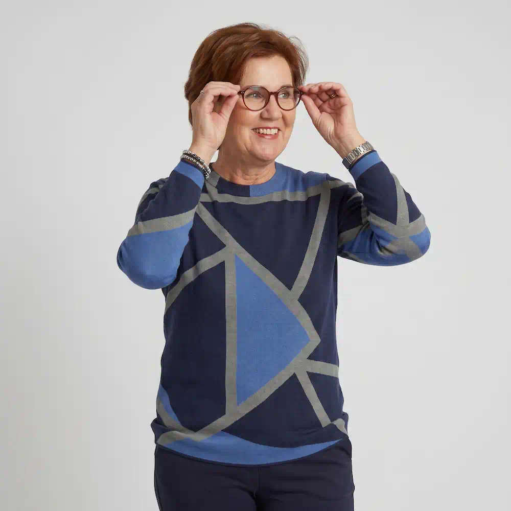 Golléhaug dames trui fijngebreid met turtleneck en grafisch dessin in blauw en geel_model