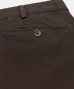 Meyer heren chino model Bonn in donkerbruin met rechte pijpen en flexibele tailleband_achter