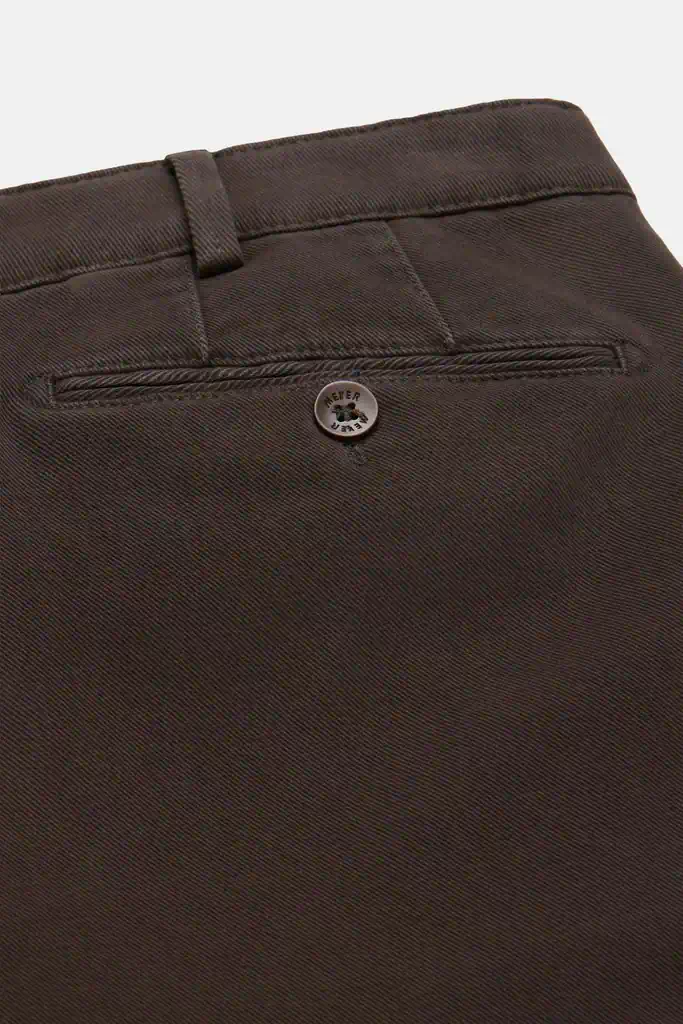 Meyer heren chino model Bonn in donkerbruin met rechte pijpen en flexibele tailleband_achter