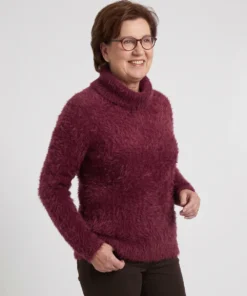 Sunday dames coltrui van donzig zacht harig breisel in bordeauxrood met lange mouwen_model