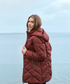 Sunday gewatteerde dames winterjas in brique terracotta met afneembare capuchon en ritszakken_model