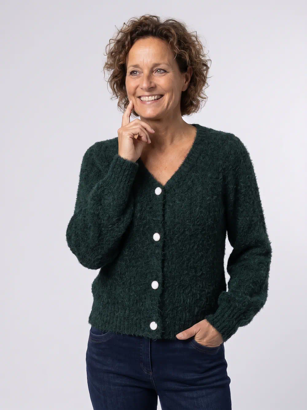 Enjoy dames vest harig gebreid in donkergroen met V-hals en lichte knopen op het voorpand_model