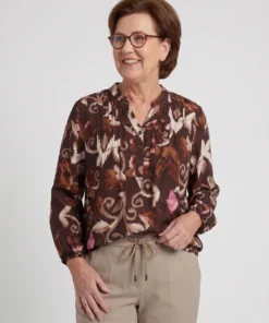 Enjoy dames blouse met driekwartmouwen en abstract paisley ikat dessin in donkerbruin, taupe en roze_model