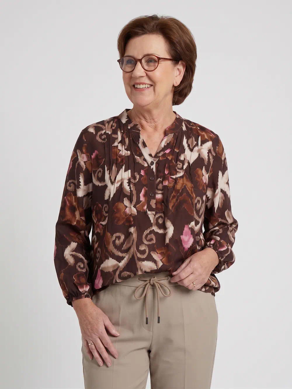 Enjoy dames blouse met driekwartmouwen en abstract paisley ikat dessin in donkerbruin, taupe en roze_model