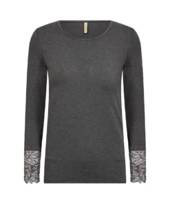 Soyaconcept dames shirt SC-Marica 226 in antracietgrijs met boothals en bloemenkant aan de mouwuiteinden