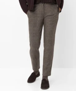 Raphaela by Brax dames broek Maron S in bruin met klassiek ruitdessin, persvouwen en comfortabele elastische band_model