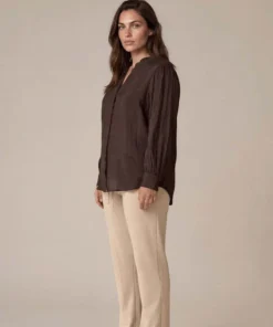 FOS Amsterdam dames Boho doorknoopblouse in donkerbruin met opstaande kraag, v-hals en pofmouwe_2