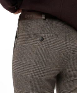 Raphaela by Brax dames broek Maron S in bruin met klassiek ruitdessin, persvouwen en comfortabele elastische band_model2