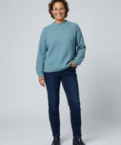 Betty Barclay dames trui in mintgroen ribbreisel met opstaande kraag en oversized mouwen_model
