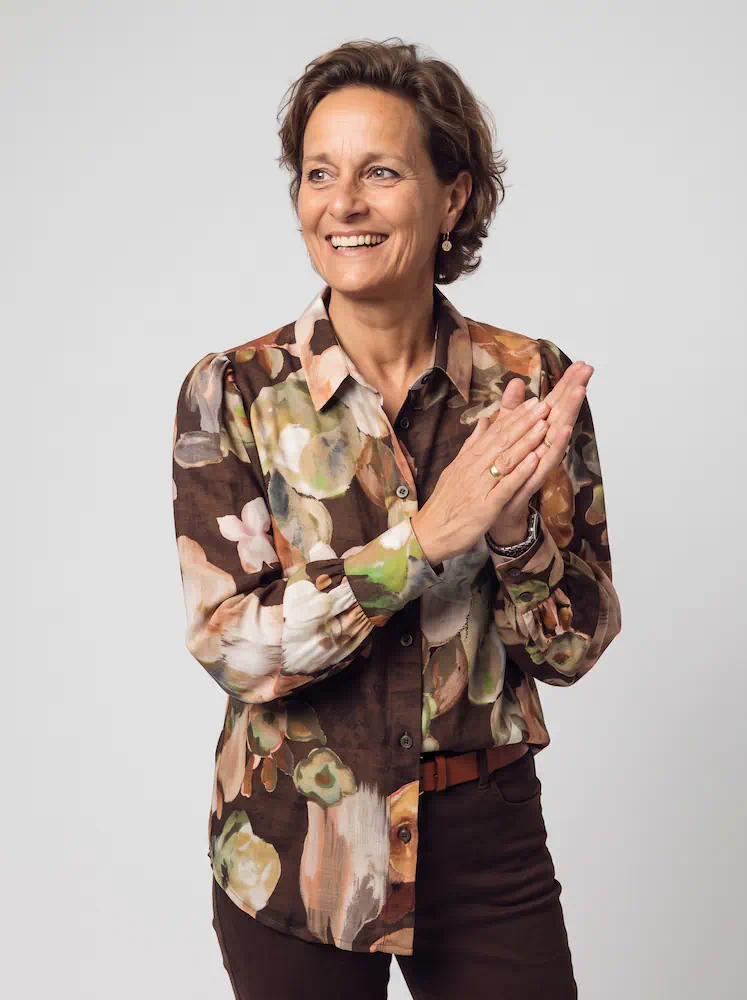 FOS Amsterdam dames doorknoopblouse Evita met aquarel bloemenboeket dessin in bruin en crèmetinten_1