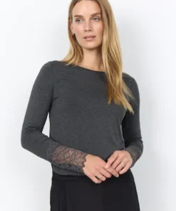 Soyaconcept dames shirt SC-Marica 226 in antracietgrijs met boothals en bloemenkant aan de mouwuiteinden_model