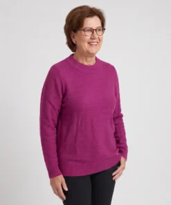 Golléhaug dames trui in donker cerise met grafisch zigzag reliëfpatroon, lange mouwen en ronde hals_model