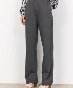 Soyaconcept dames pantalon SC-Nanni 3 in antracietgrijs met rechte pijpen en schuine steekzakken_model