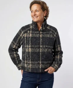 Soyaconcept dames jas Gisa met geruit motief in antraciet en ecru, hoge kraag en drukknoopsluiting_model