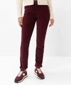 Raphaela by Brax dames broek Pamina in bordeauxrode corduroy kwaliteit met comfortabele elastische band en rechte pijpen_model