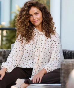 FOS Amsterdam dames top Boghi in beige met bruine stippen en een decoratief strikje aan de hals_3