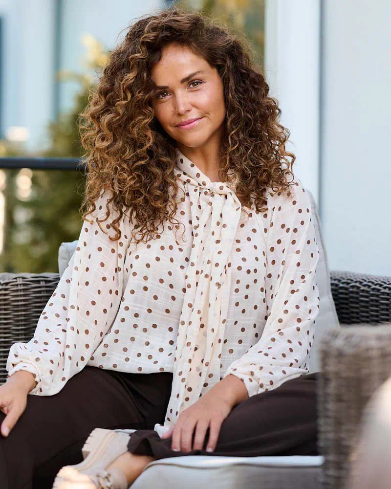 FOS Amsterdam dames top Boghi in beige met bruine stippen en een decoratief strikje aan de hals_3