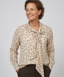 FOS Amsterdam dames top Boghi in beige met bruine stippen en een decoratief strikje aan de hals_2
