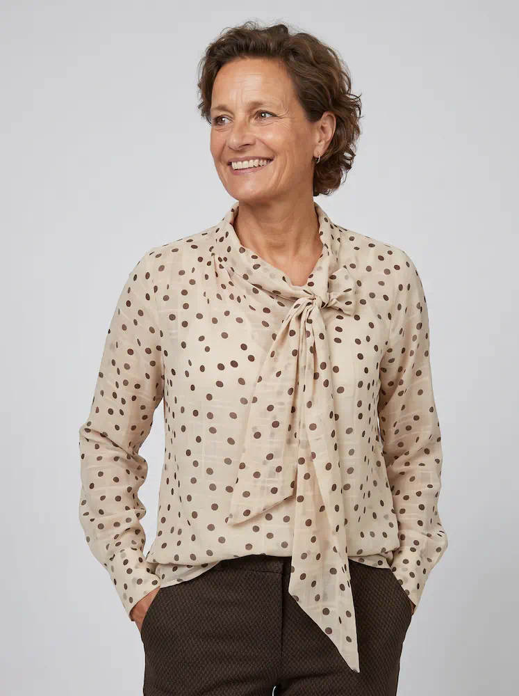 FOS Amsterdam dames top Boghi in beige met bruine stippen en een decoratief strikje aan de hals_2