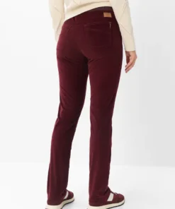 Raphaela by Brax dames broek Pamina in bordeauxrode corduroy kwaliteit met comfortabele elastische band en rechte pijpen_model1