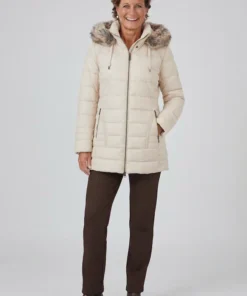 Barbara Lebek dames winterjas in ecru met afneembare capuchon, bontkraag en handige zakken met rits_model