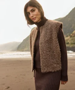 Soyaconcept dames gilet Hira van zacht pluizig gebreid garen in taupe met zakken en ronde hals_model