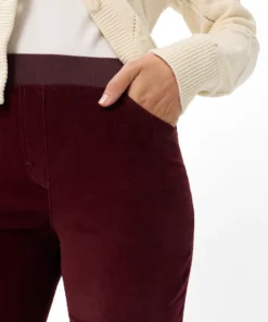 Raphaela by Brax dames broek Pamina in bordeauxrode corduroy kwaliteit met comfortabele elastische band en rechte pijpen_model