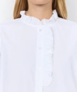 Soyaconcept dames blouse SC-Netti 143 in wit biokatoen met ruches langs de kraag, knooplijst en mouwen_model
