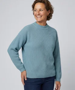 Betty Barclay dames trui in mintgroen ribbreisel met opstaande kraag en oversized mouwen_model