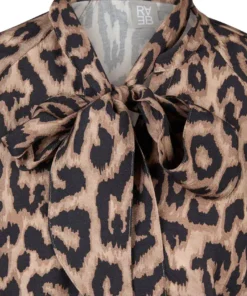 Rabe dames blouse in trendy panterprint met elegante shawlkraag, lange mouwen en comfortabele elastische zoom_strik