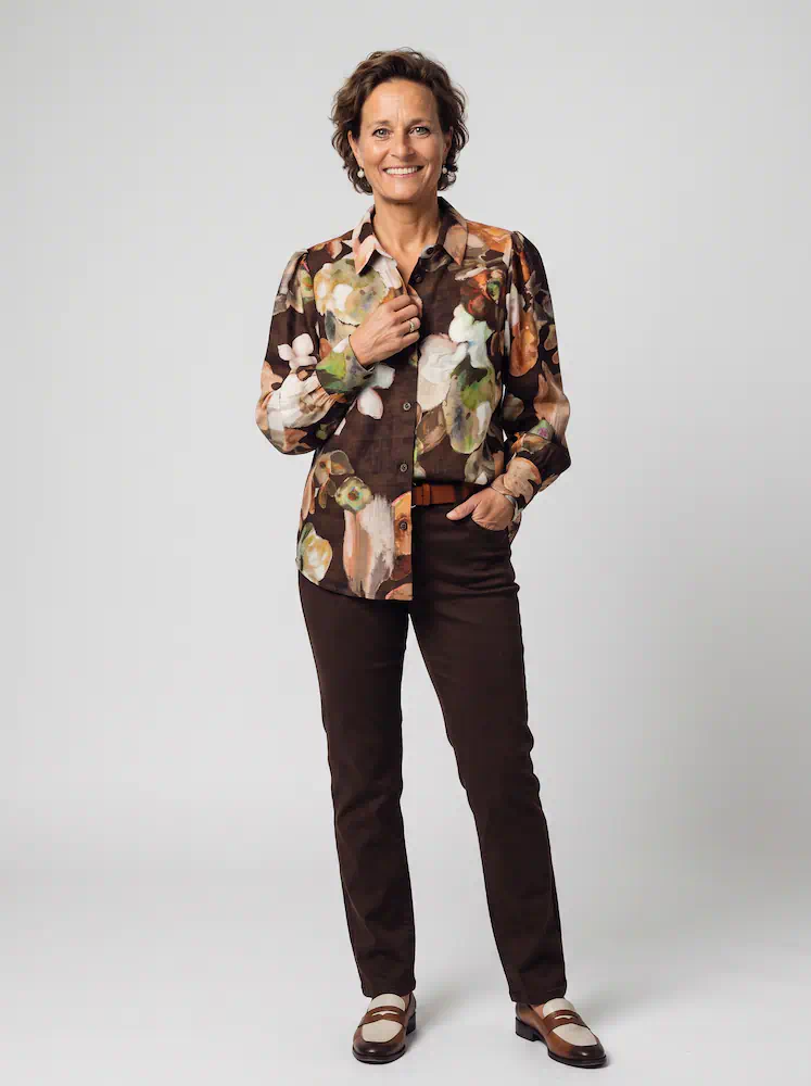 FOS Amsterdam dames doorknoopblouse Evita met aquarel bloemenboeket dessin in bruin en crèmetinten_2