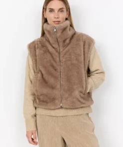 Soyaconcept dames gilet Haye van zacht teddy imitatiebont in beige met ritssluiting en opstaande kraag_model