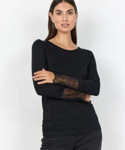 Soyaconcept dames shirt SC-Marica 226 in uni zwart met boothals en opengewerkt kant aan de mouwen_model