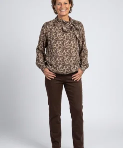 FOS Amsterdam dames blouson top Bodhi met strikdetail bij de hals en elastische onderboord in gemêleerd bruin dessin_model23
