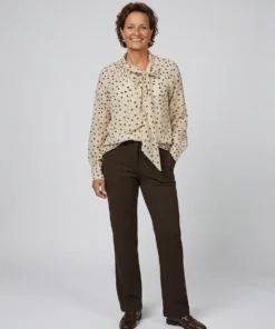FOS Amsterdam dames top Boghi in beige met bruine stippen en een decoratief strikje aan de hals_1