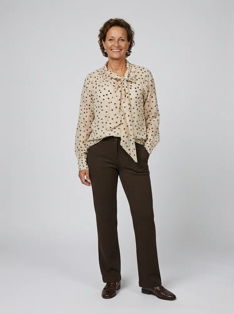 FOS Amsterdam dames top Boghi in beige met bruine stippen en een decoratief strikje aan de hals_1