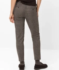 Raphaela by Brax dames broek Maron S in bruin met klassiek ruitdessin, persvouwen en comfortabele elastische band_model1
